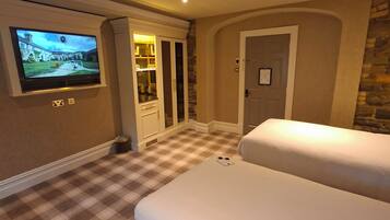 Desk, iron/ironing board, free WiFi, bed sheets