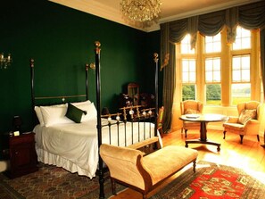 Escritorio, tabla de planchar con plancha, wifi gratis y ropa de cama 