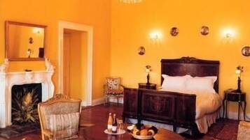 Skrivebord, strykejern/-brett, wi-fi (inkludert) og sengetøy