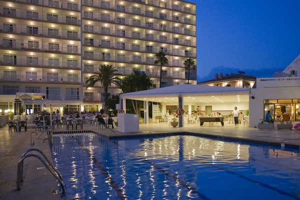 Outdoor pool, pool umbrellas, sun loungers