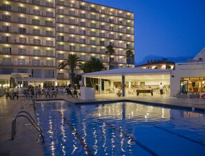 Outdoor pool, pool umbrellas, sun loungers