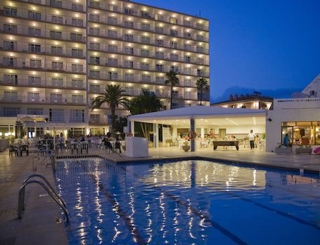 Außenpool, Sonnenschirme, Liegestühle. Globales Condes de Alcudia