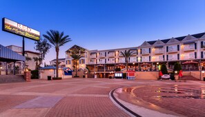A waterfront hotel with multiple balconies, a boardwalk, and a sign for 'The Flying Dutchman Restaurant & Oyster Bar'. - Kemah Boardwalk Inn (Kemah)