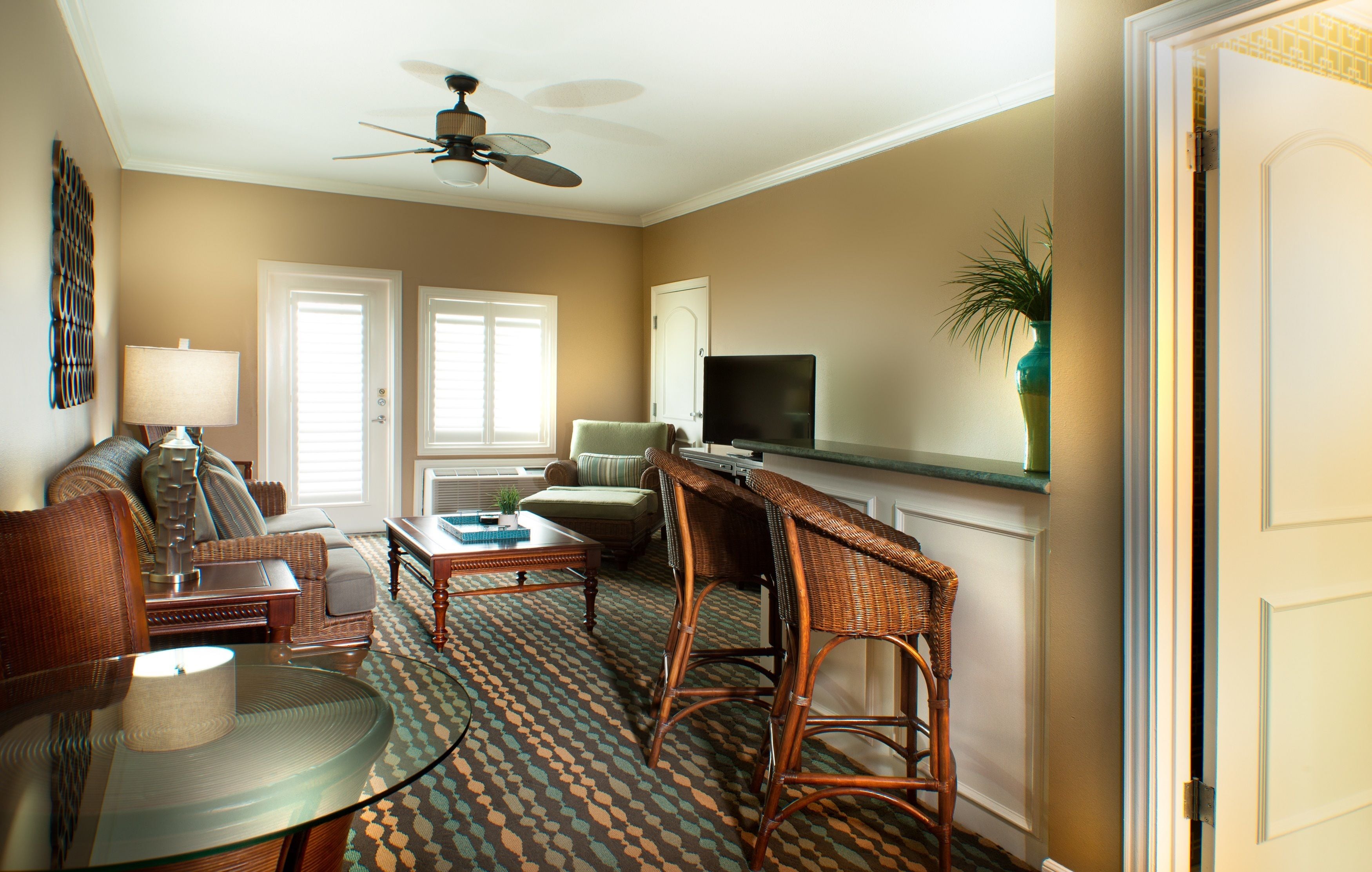 Suite, 1 très grand lit (Master Plaza Suites) | Coffre-fort pour ordinateur portable, fer et planche à repasser