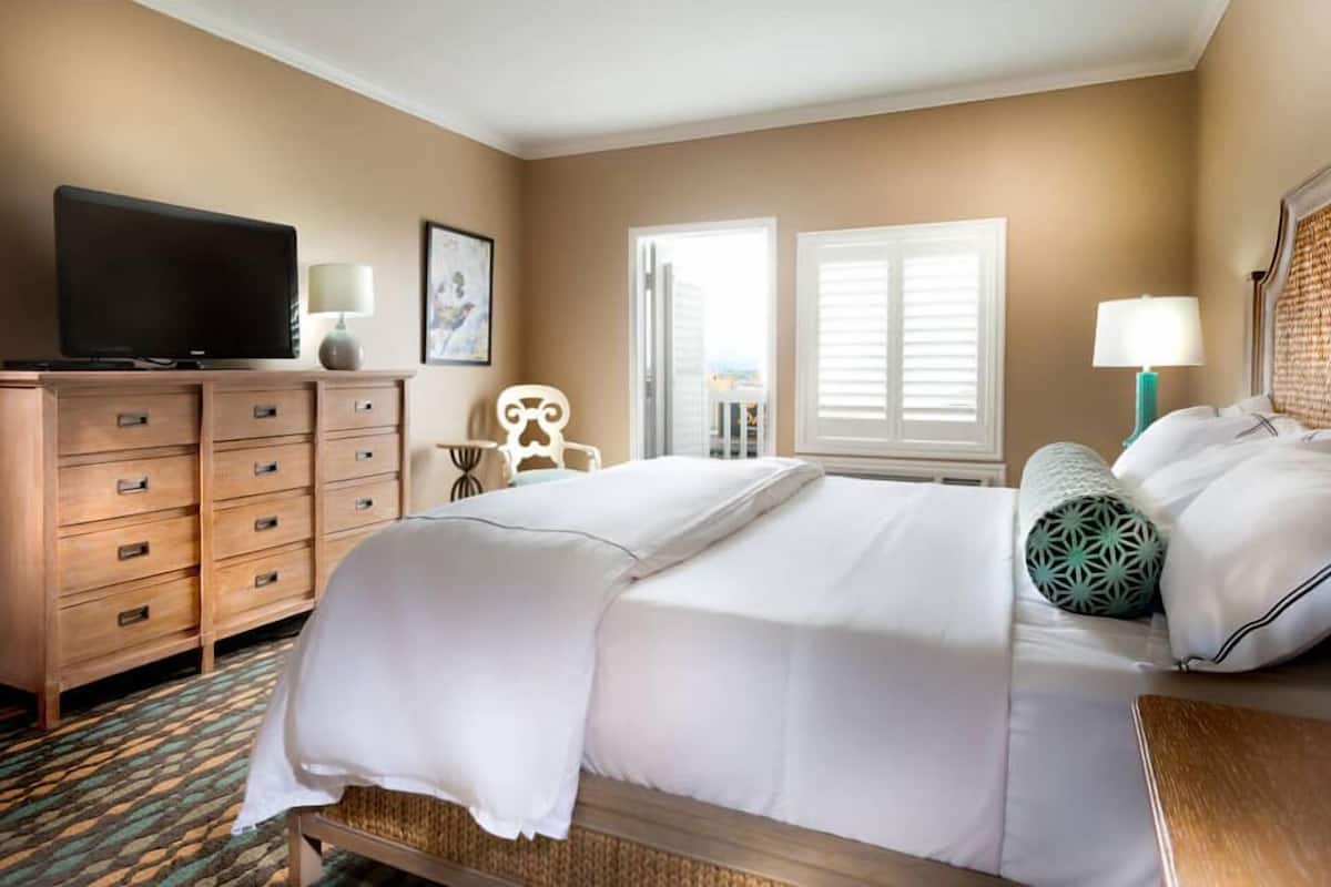 suite, 1 king bed, bay view (presidential suite) | in-room safe, individually decorated, individually furnished