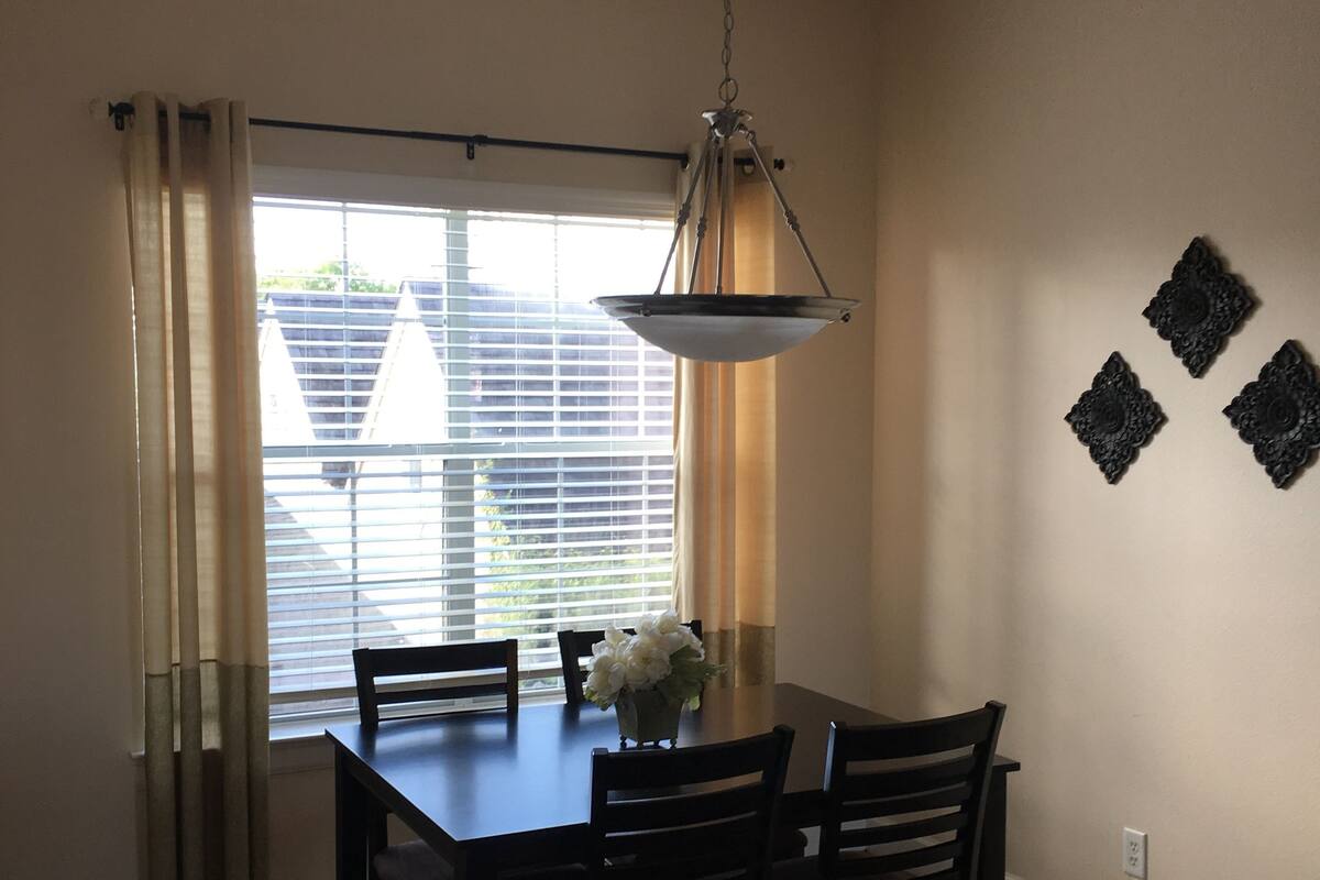 Standard Room, Multiple Beds | In-room dining