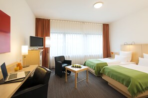 Ropa de cama hipoalergénica, minibar, caja fuerte y escritorio