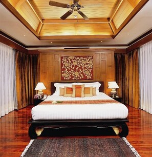 أغطية فراش متميزة وأسرّة سليكت كومفورت وميني بار وخزنة داخل الغرفة