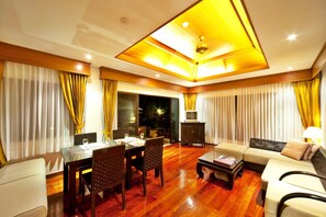 Living area - Q Signature Samui Beach Resort (Koh Samui)