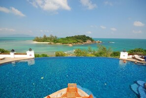 Outdoor pool, pool umbrellas, sun loungers - Q Signature Samui Beach Resort (Koh Samui)