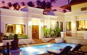 Outdoor pool, pool umbrellas, sun loungers - Q Signature Samui Beach Resort (Koh Samui)