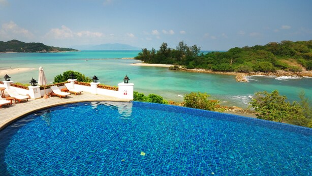 Outdoor pool, pool umbrellas, sun loungers - Q Signature Samui Beach Resort (Koh Samui)
