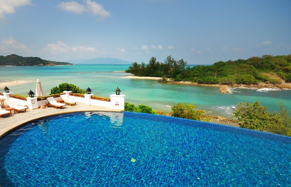 Szabadtéri medence, napernyők és napozóágyak