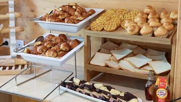 Petit déjeuner buffet servi tous les jours en supplément