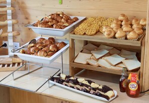 朝食 (ビュッフェ)、毎日提供 (有料)