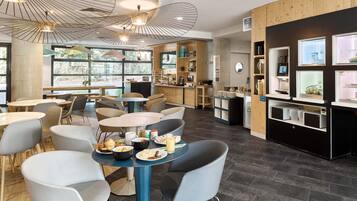 Dagelijks ontbijtbuffet (EUR 18.5 per persoon)