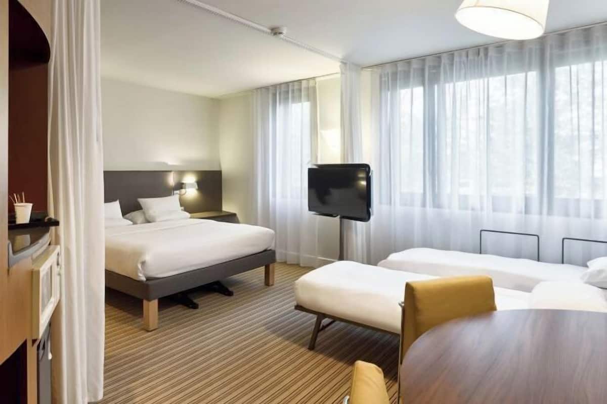 Minibar, coffres-forts dans les chambres, bureau, rideaux occultants