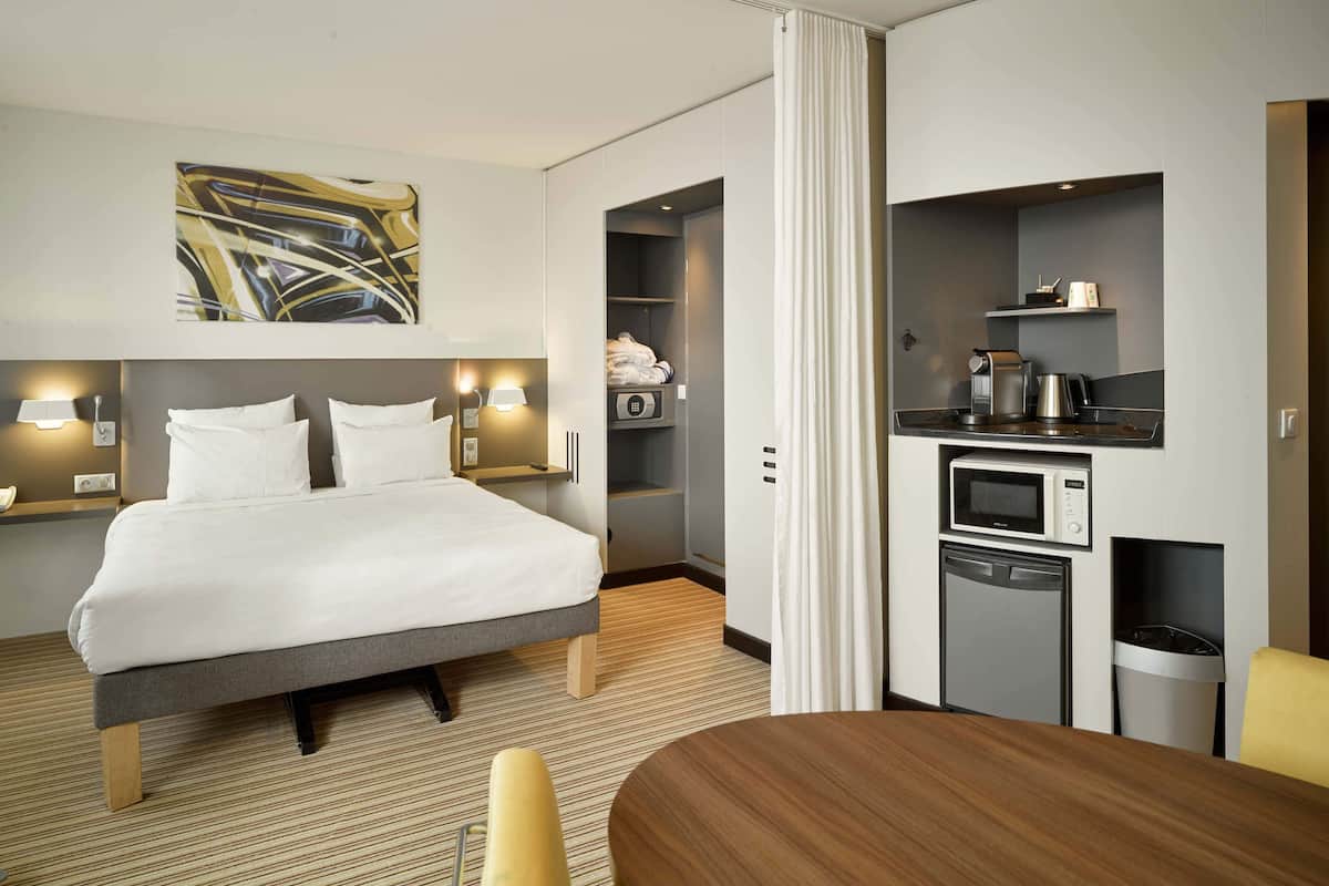 comfort double room, 1 double bed, non smoking | minibar, in-room safe, desk, blackout curtains