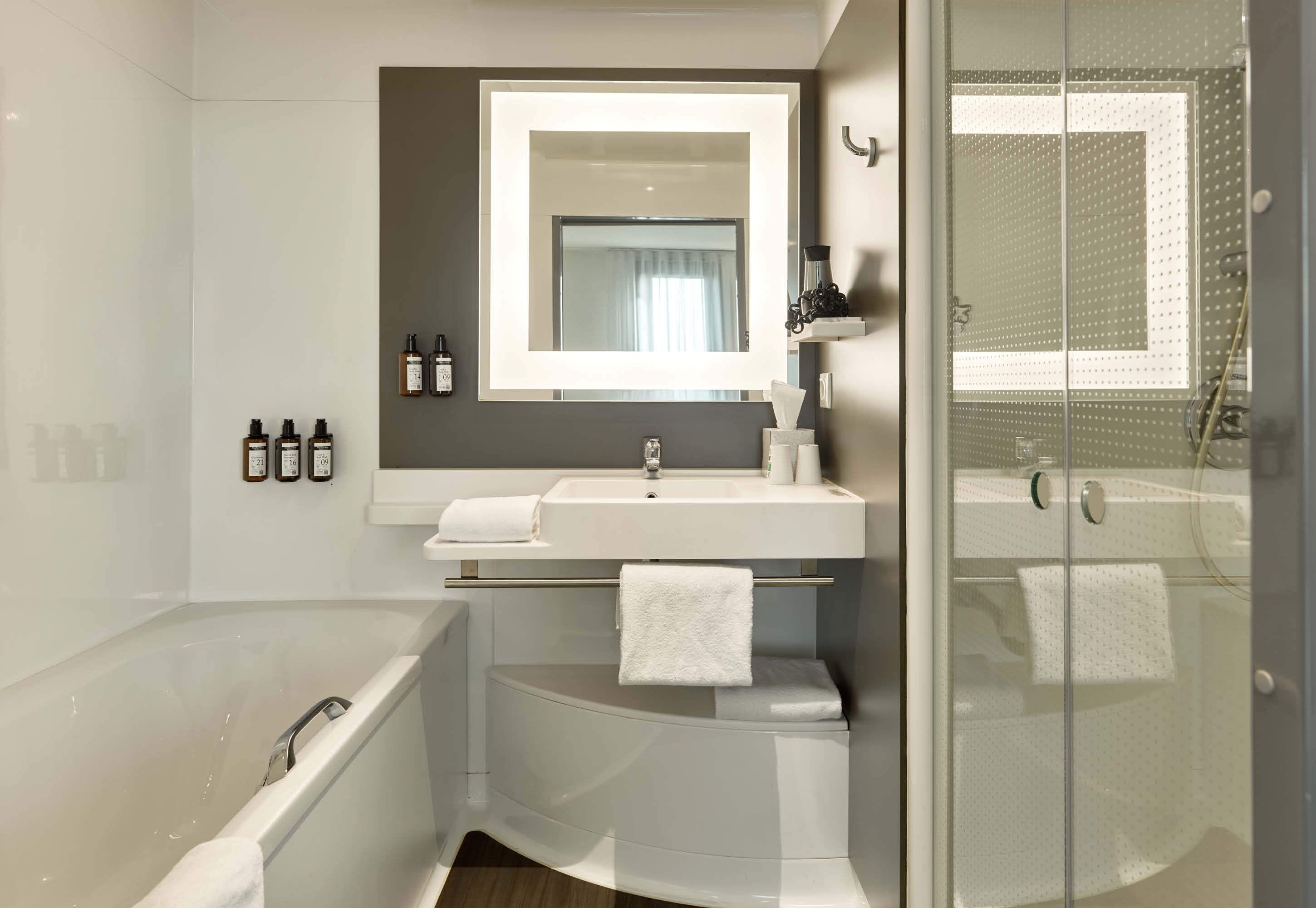 comfort double room, 1 double bed, non smoking | bathroom | combined shower/bathtub, free toiletries, hair dryer, towels