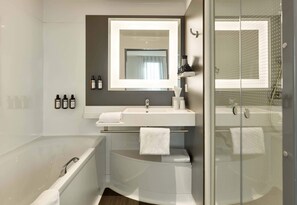 Comfort-Doppelzimmer, 1 Doppelbett, Nichtraucher | Badezimmer | Duschwanne, kostenlose Toilettenartikel, Haartrockner, Handtücher