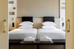 Minibar, in-room safe, desk, iron/ironing board - Madrid Marriott Auditorium Hotel & Conference Center (Madrid)