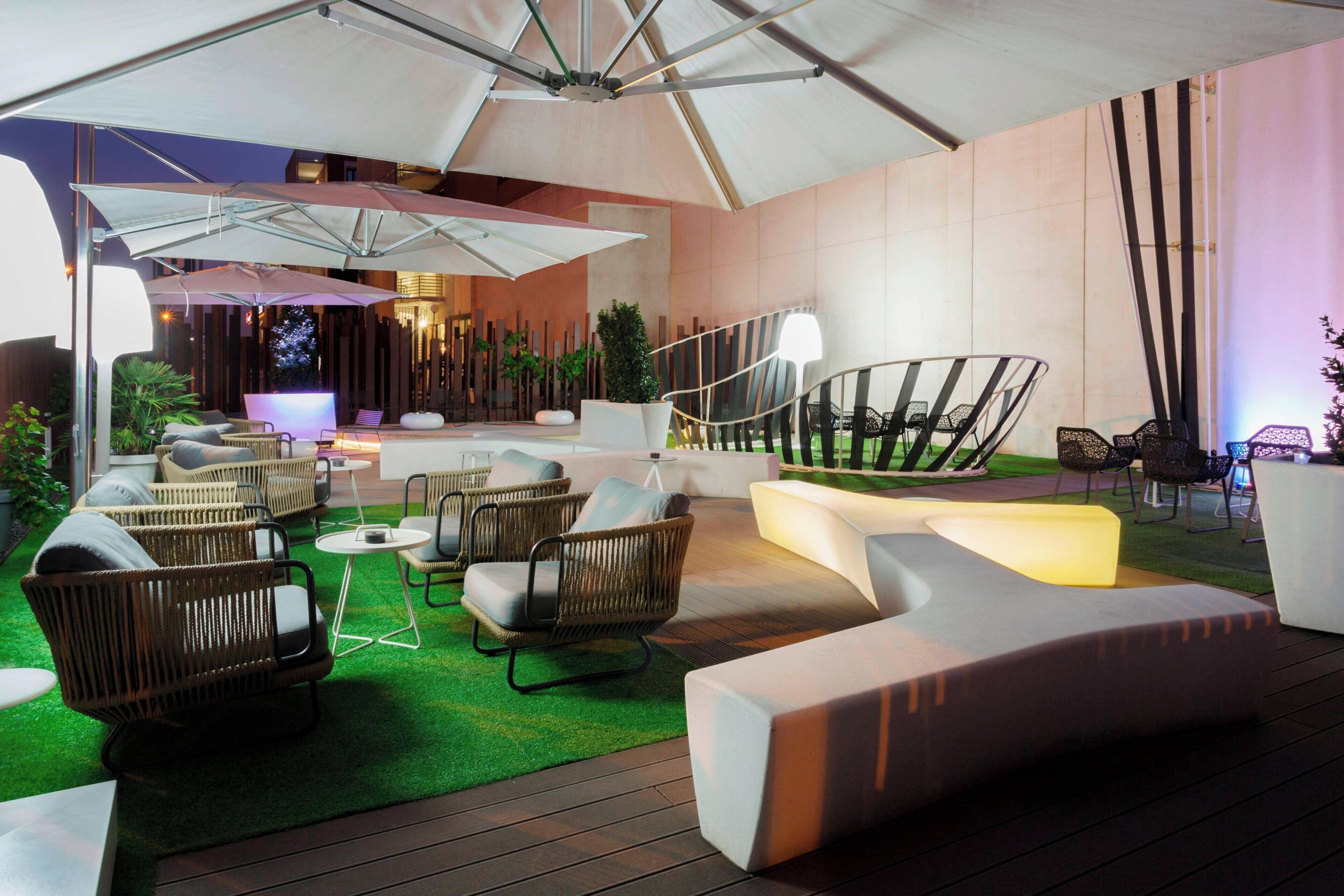 2 bars/lounges, tapas bar