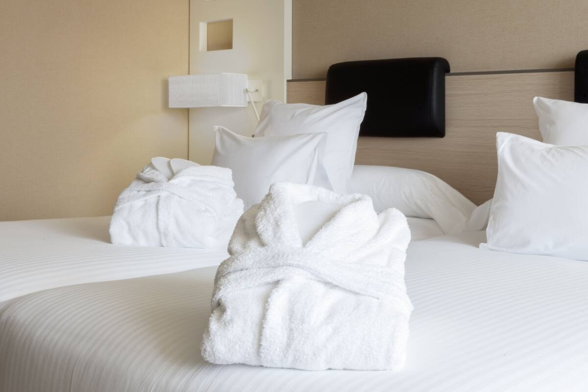 executive room, 1 king bed, non smoking | 1 bedroom, minibar, in-room safe, desk