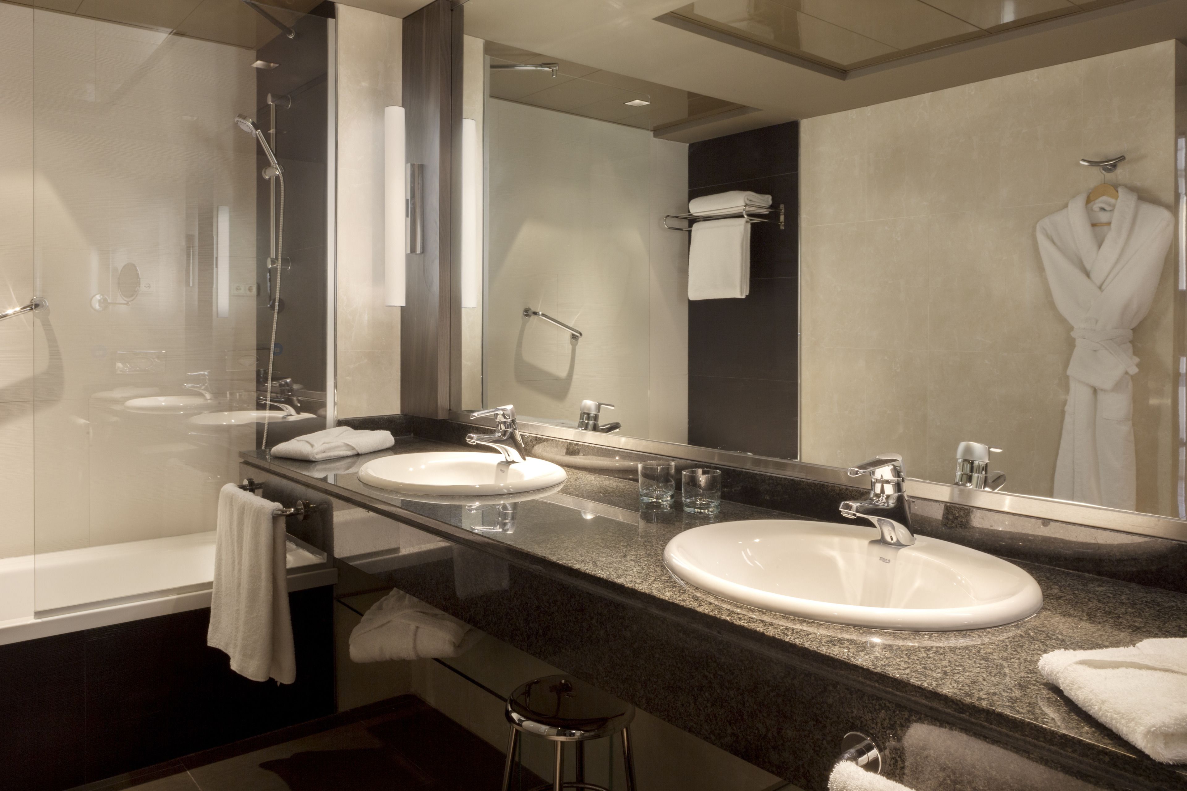 executive suite, 1 bedroom, non smoking | bathroom | shower, free toiletries, hair dryer, towels
