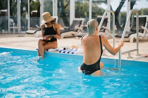 Piscine couverte, piscine chauffée, chaises longues