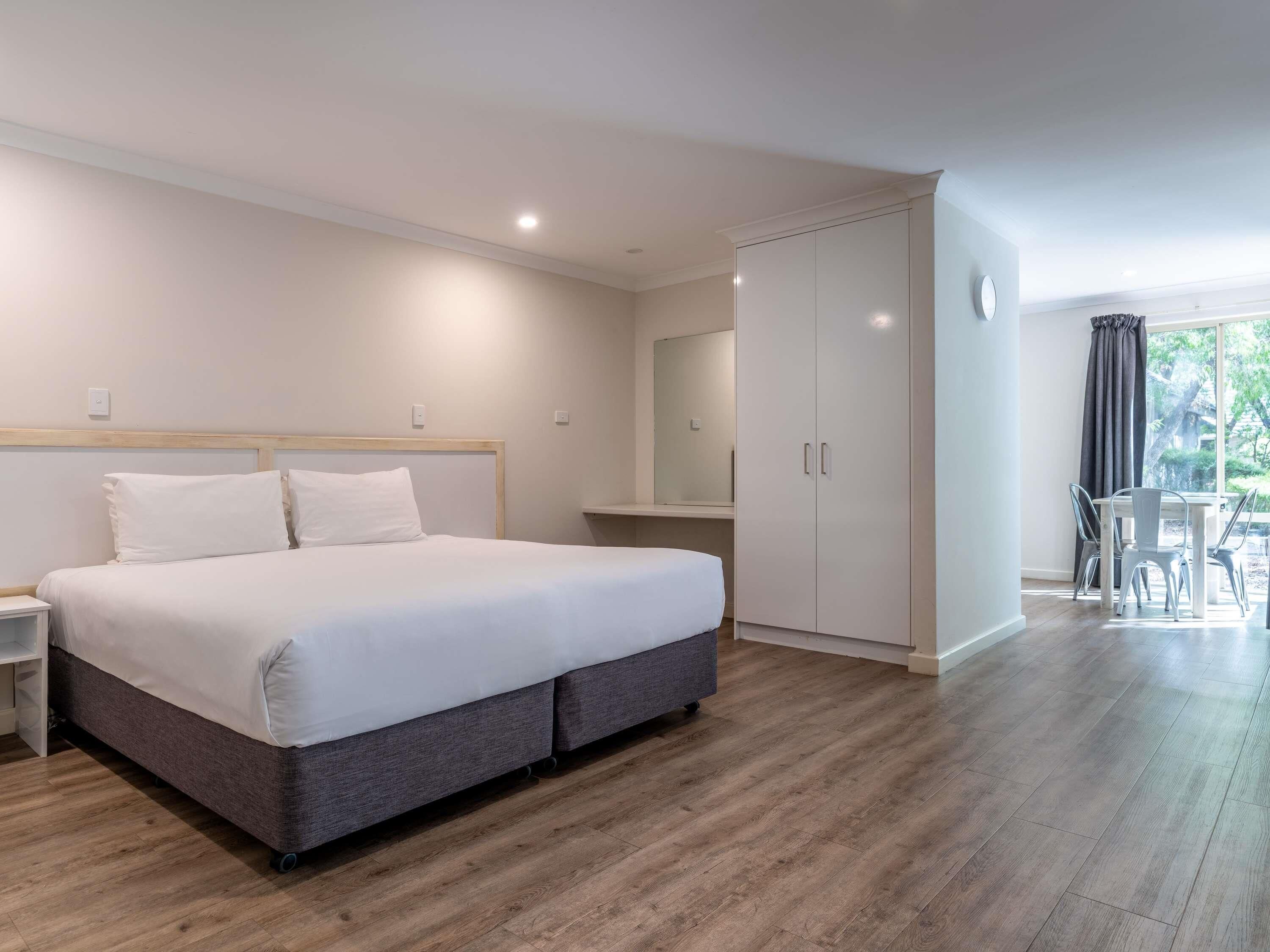 طراز فريد لكل وحدة ومكتب ومساحة عمل للكمبيوتر المحمول ومكواة/لوح كي