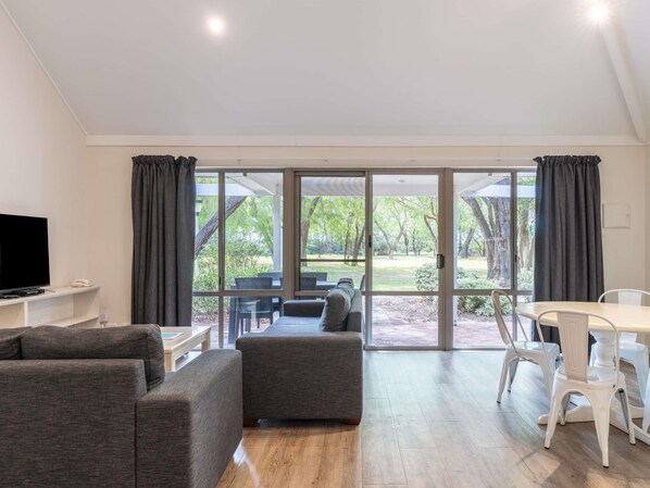 Villa superior, 2 habitaciones | Muebles diferentes, escritorio y espacio para trabajar con laptop 