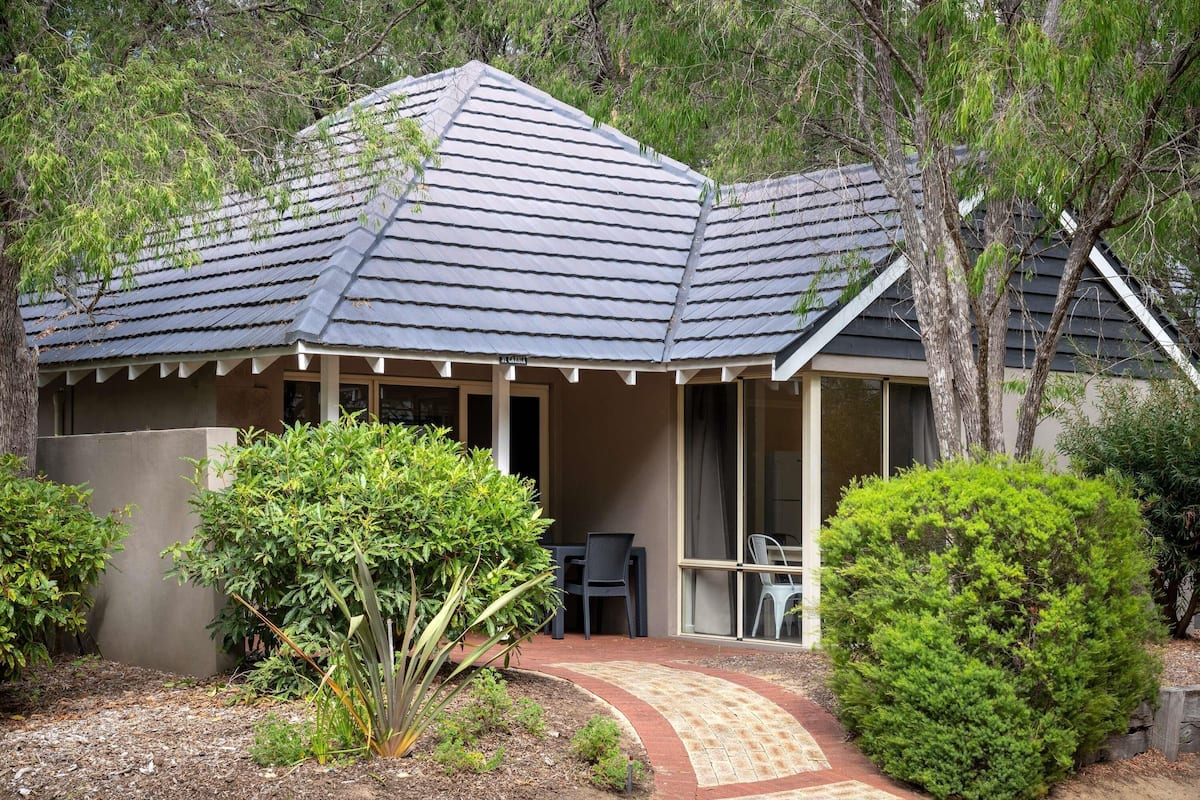 Executive Villa, 1 King Bed | 2 bedrooms, individually furnished, desk, laptop workspace