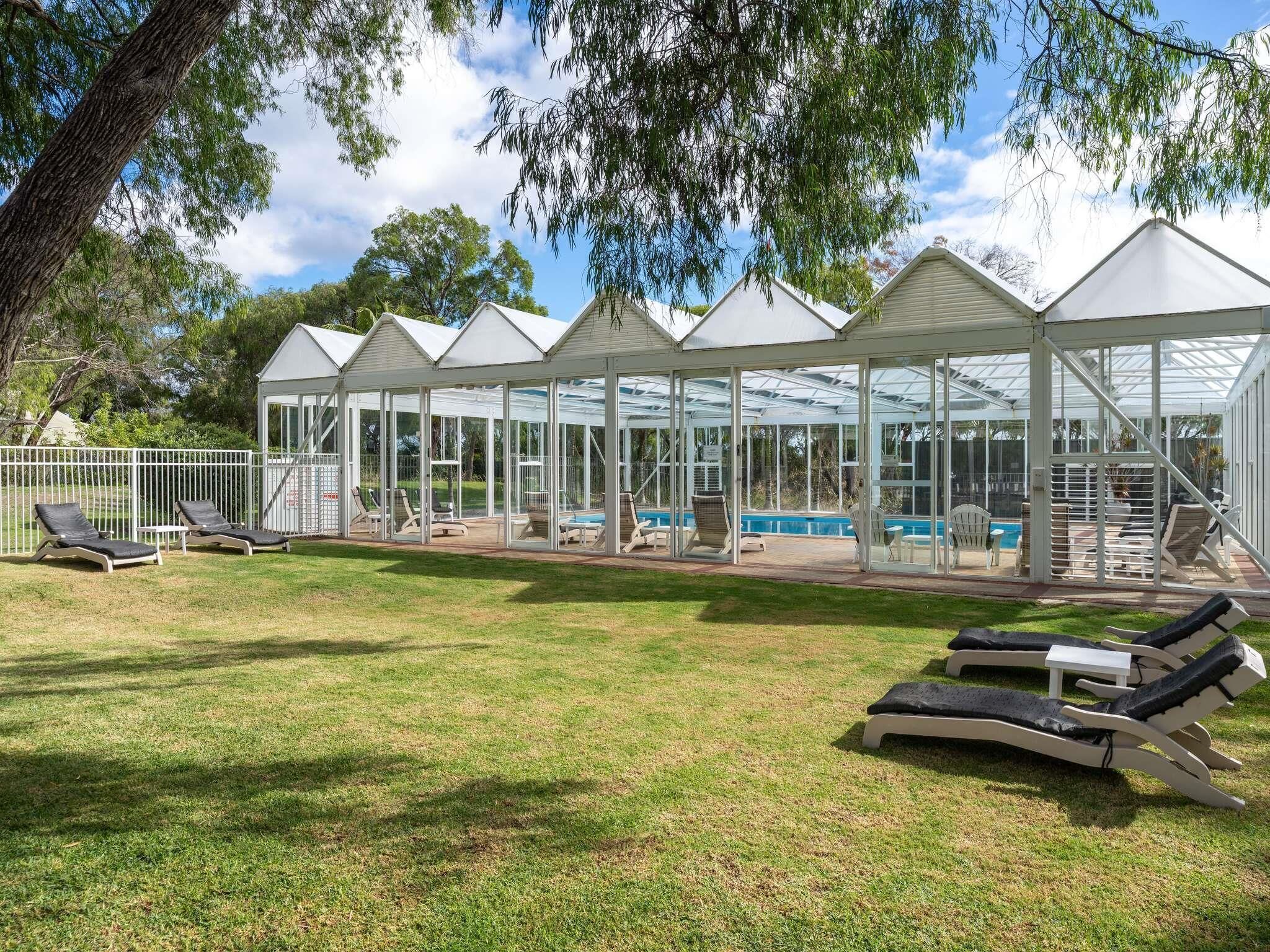 Piscine couverte, piscine chauffée, chaises longues