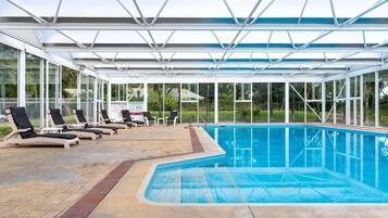 Una piscina techada, una piscina climatizada