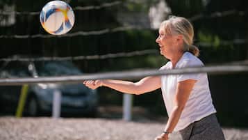 Una persona che gioca a pallavolo.
