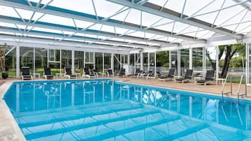 Piscine couverte, piscine chauffée, chaises longues