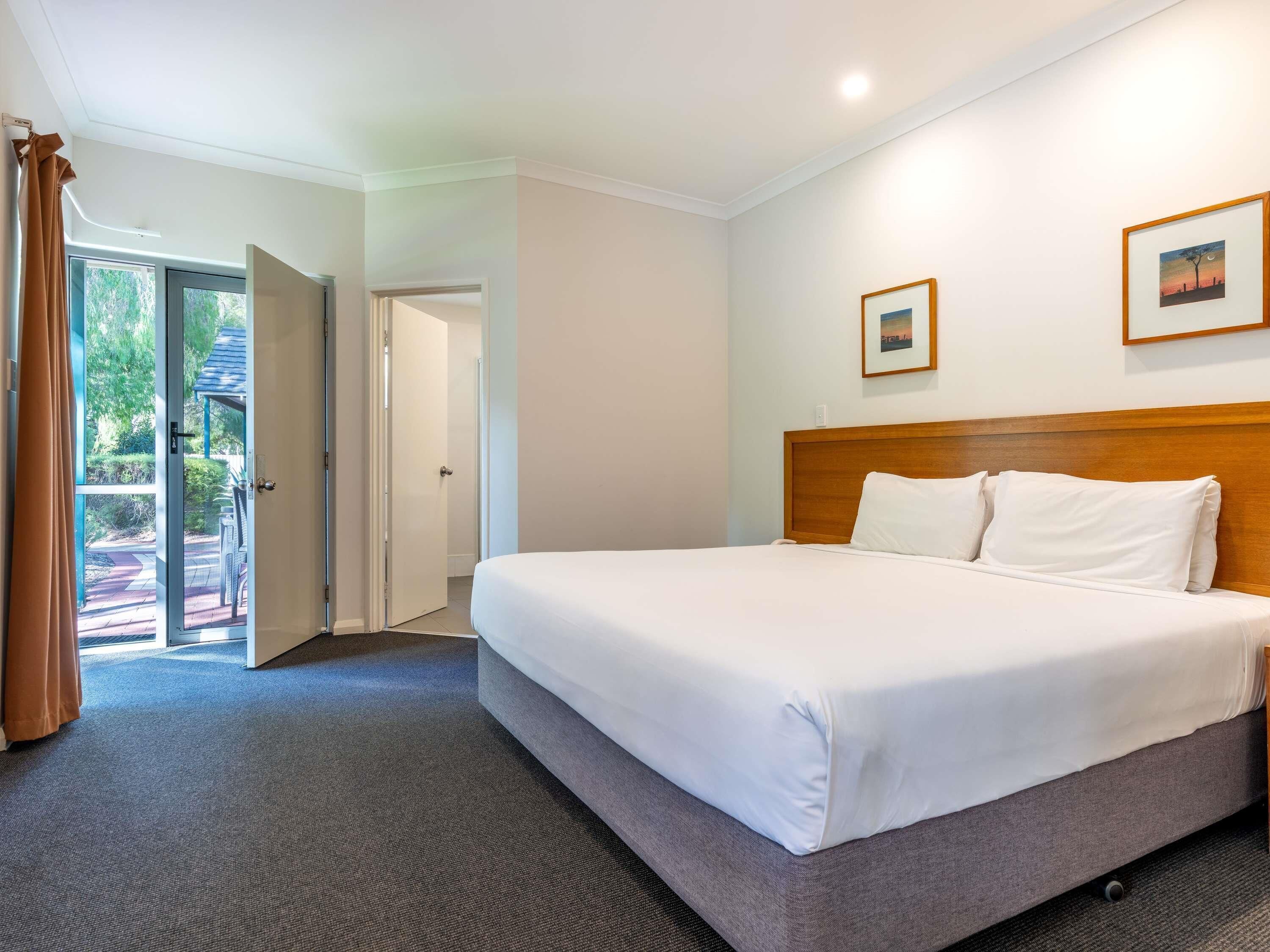 طراز فريد لكل وحدة ومكتب ومساحة عمل للكمبيوتر المحمول ومكواة/لوح كي