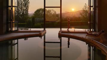 5 indoor pools, 2 outdoor pools, pool loungers