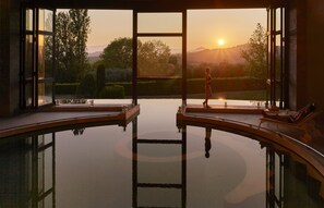 5 piscines couvertes, 2 piscines extérieures, chaises longues