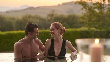 5 Innenpools, 2 Außenpools, Liegestühle