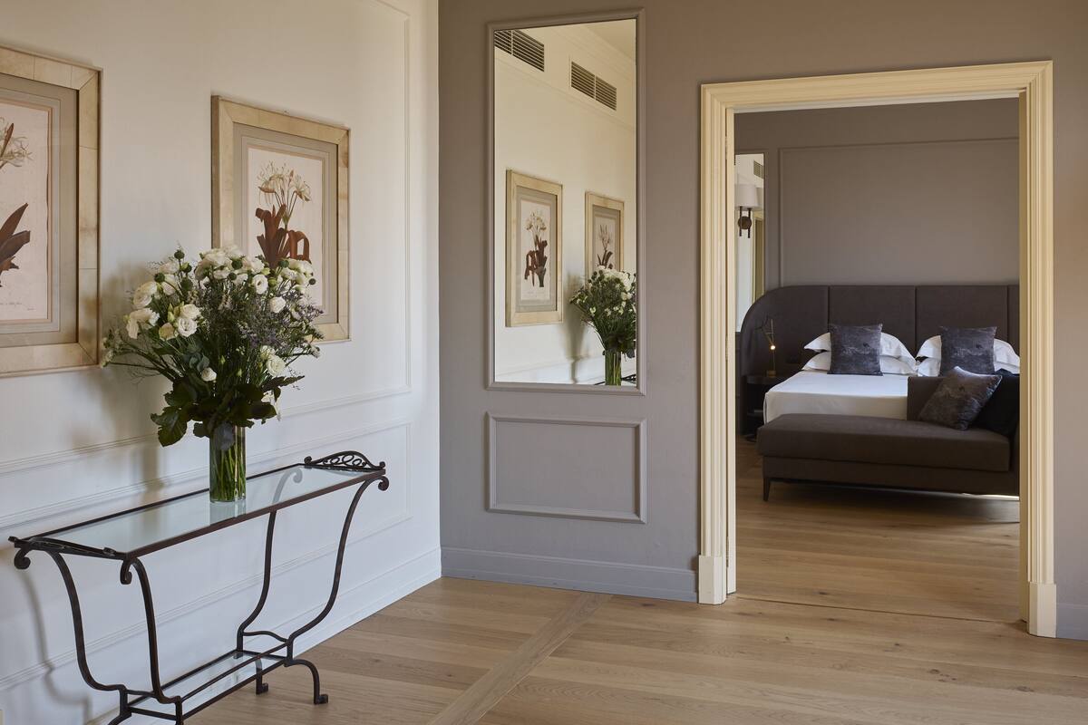 suite val d'orcia | 1 bedroom, down duvets, minibar, in-room safe