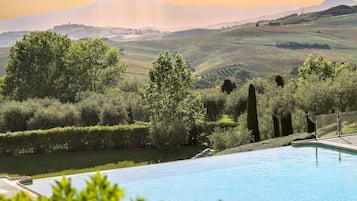 5 indoor pools, 2 outdoor pools, sun loungers
