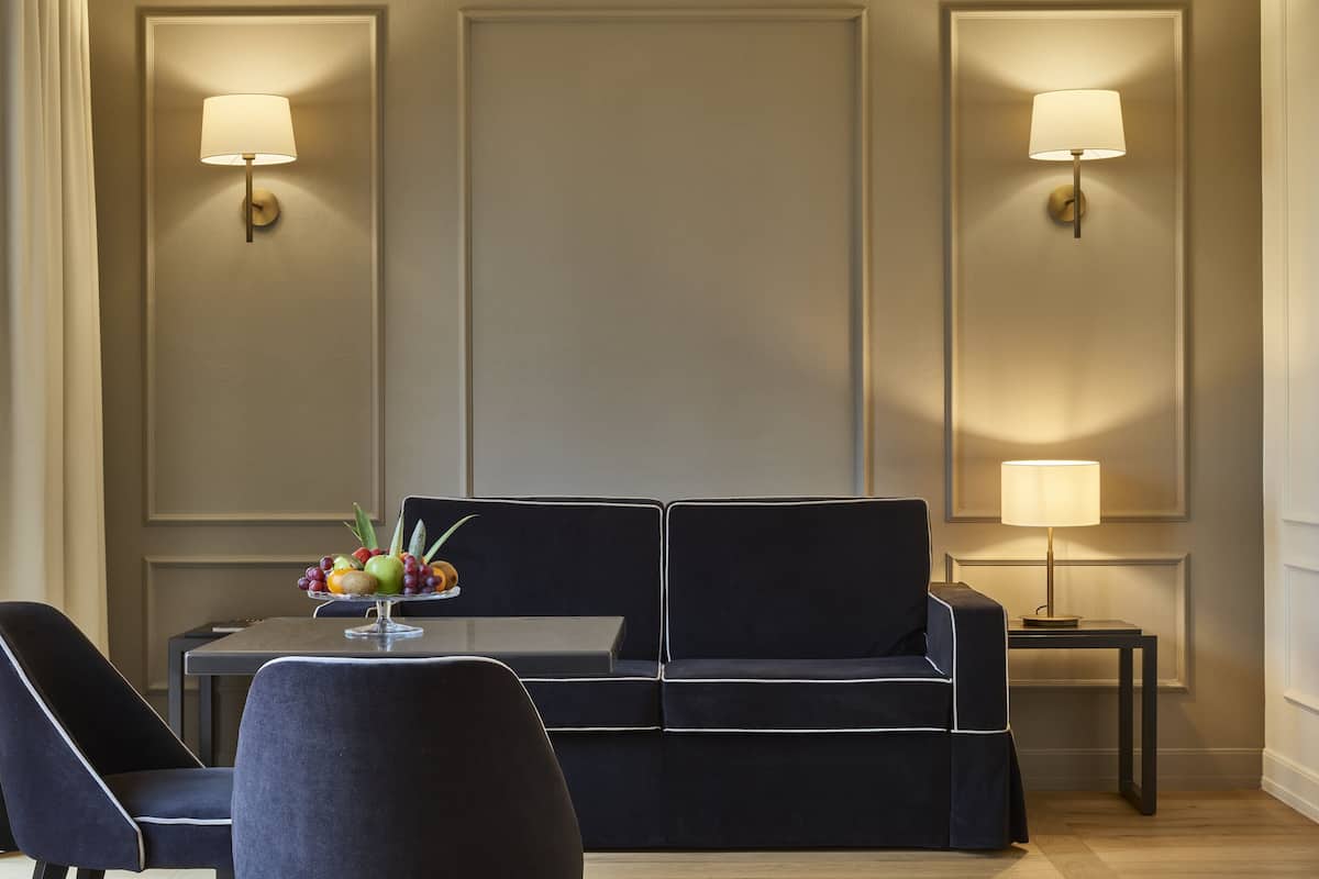 suite val d'orcia | 1 bedroom, down duvets, minibar, in-room safe