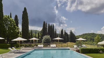 5 piscines couvertes, 2 piscines extérieures, chaises longues