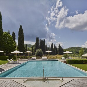 5 indoor pools, 2 outdoor pools, pool loungers