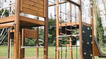 Área de juegos infantiles al aire libre
