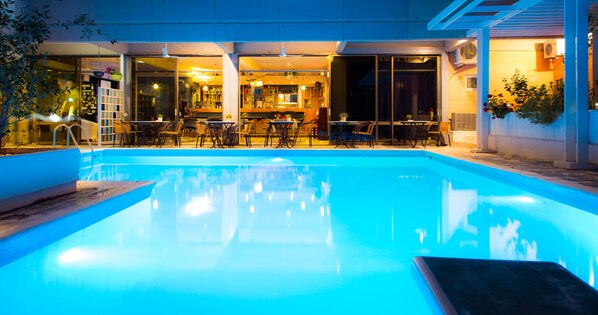 Piscine extérieure, parasols, chaises longues