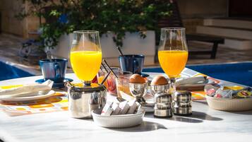 Dagelijks continentaal ontbijt (EUR 10 per persoon)