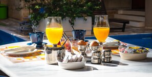 Déjeuner continental (10 EUR par personne)