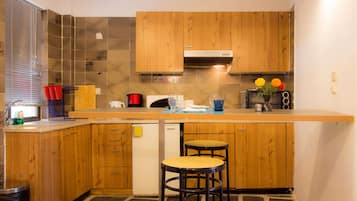 Suite | Cocina básica privada | Frigorífico, microondas (previa solicitud) y placa de cocina